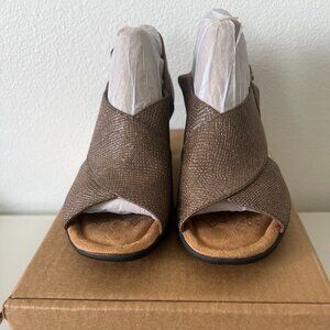 Comfortiva Taupe Metallic Open Toed Heels Size 10